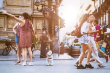 Rost turizma svyazano s Vikipediej kartinka Piksabej